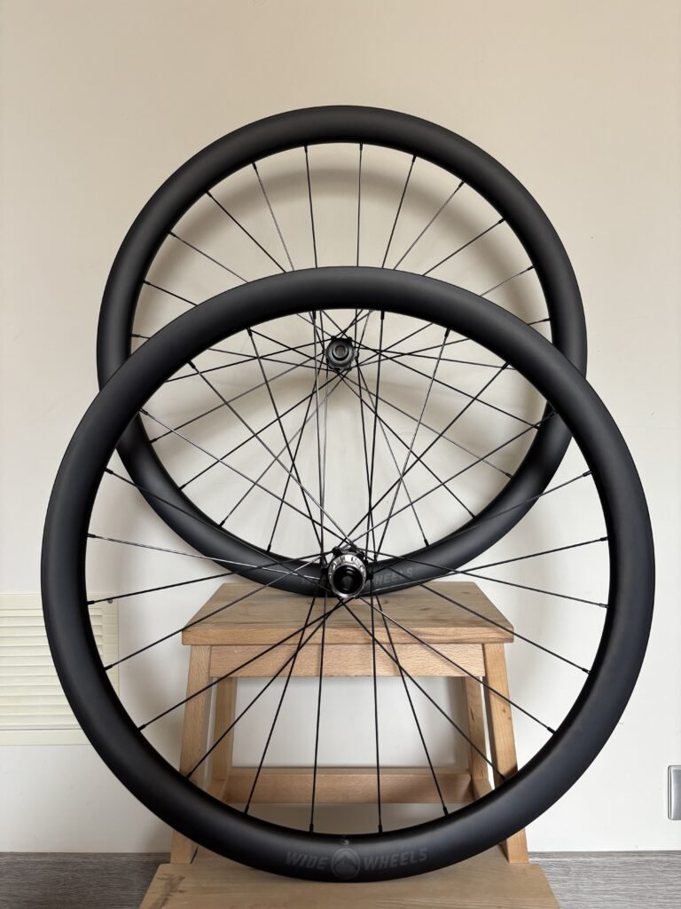 Roue de vélo de route artisanale montée à la main