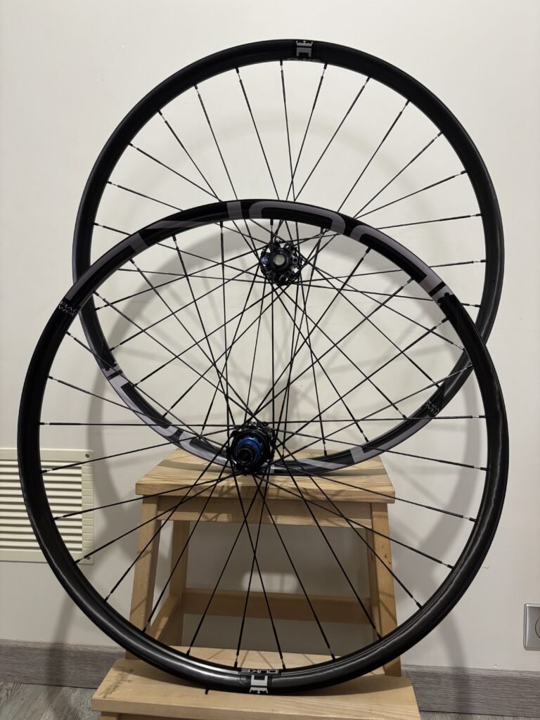 Paire de roues VTT artisanales 985 g avec rayons Berd et moyeux Tune – WideWheels