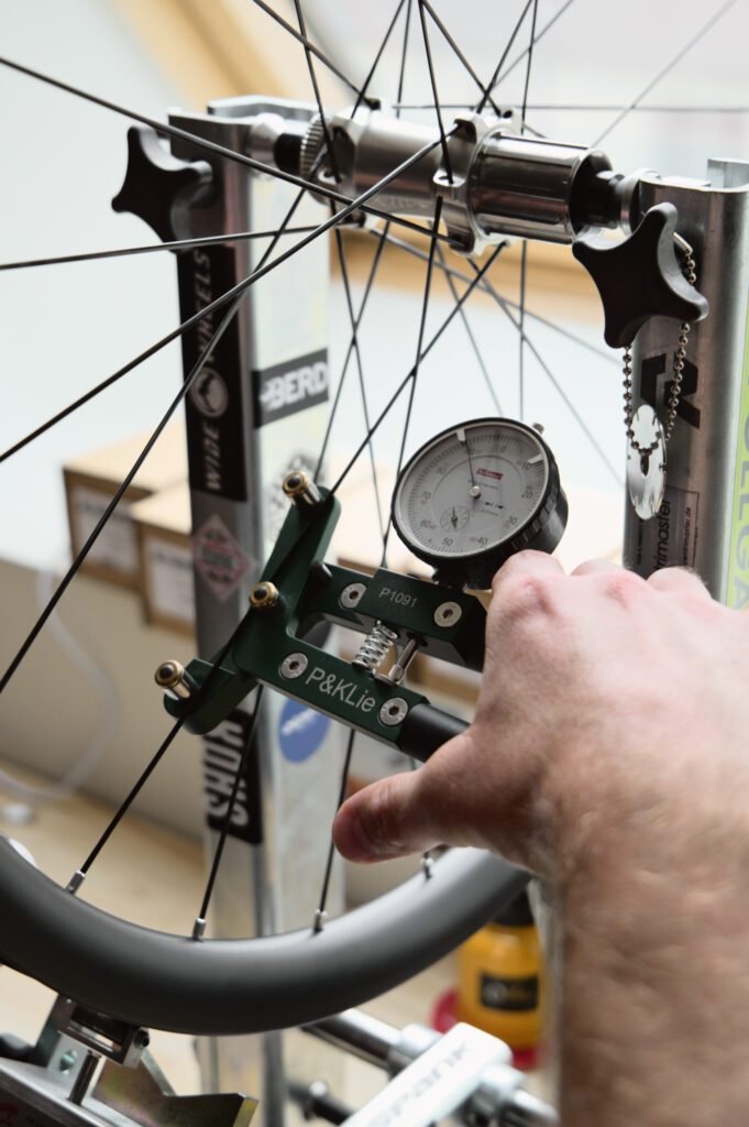 Vérification des tensions avec outil professionnel 