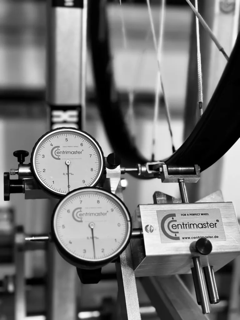 Outillage professionnel pour le montage de roues vélo artisanales
