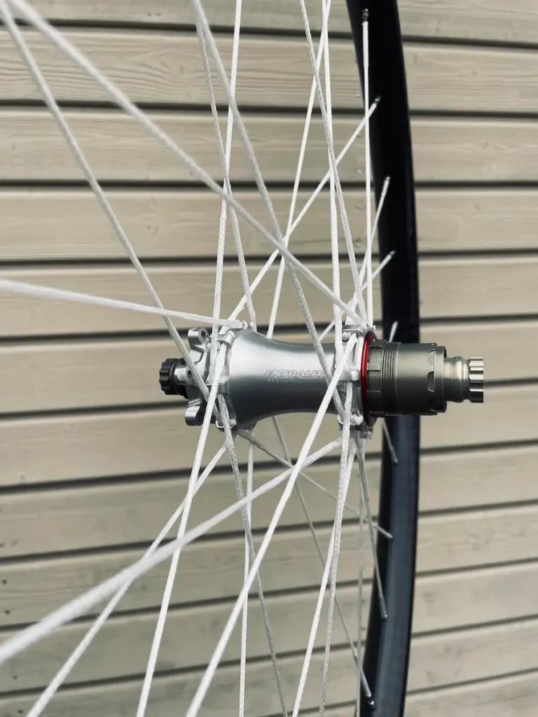 Roue VTT légère avec jante renforcée et rayonnage précis