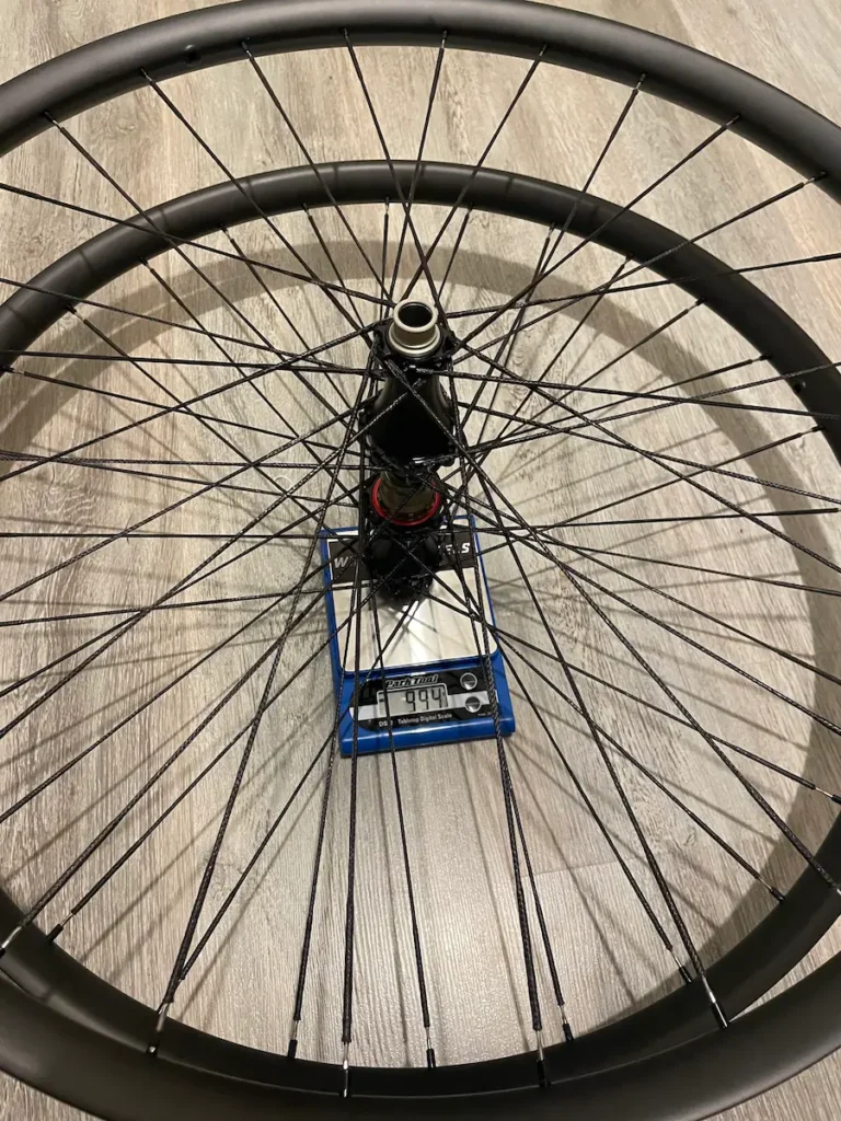 Roue VTT légère avec jante renforcée et rayonnage précis