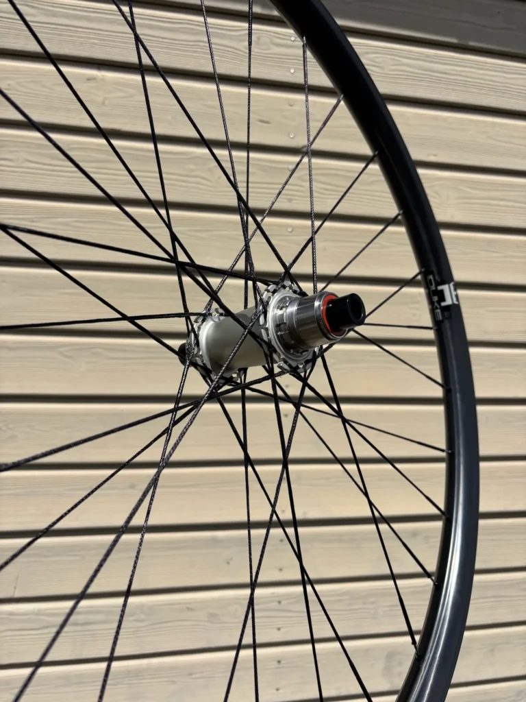 Roue VTT artisanale montée à la main pour pratique tout-terrain »