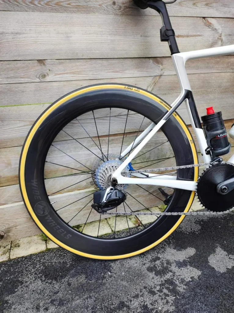 Roue route sur mesure optimisée pour rendement et fiabilité