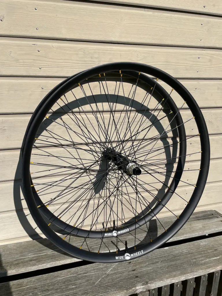 Roue VTT légère avec jante renforcée et rayonnage précis