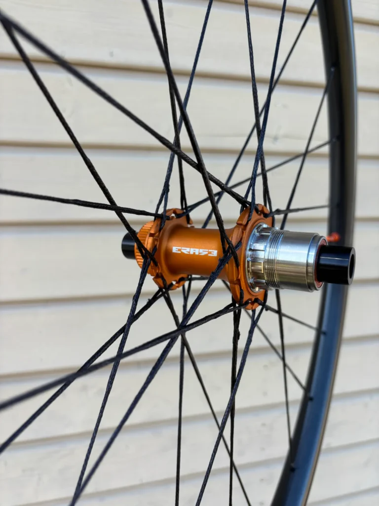 Paire de roues Gravel artisanales 1130 g avec rayons Berd et moyeux Erase– WideWheels