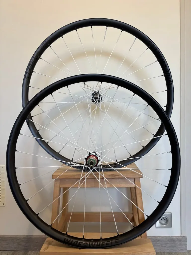 Paire de roues VTT artisanales 884 g avec rayons Berd et moyeux Extralite – WideWheels