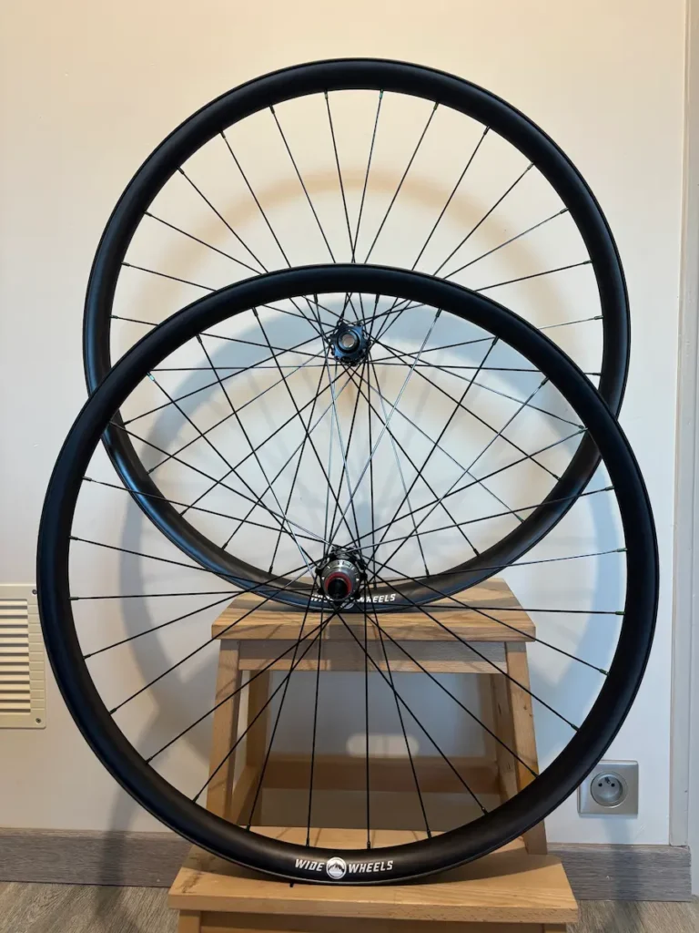 Roue VTT artisanale montée à la main pour pratique tout-terrain »