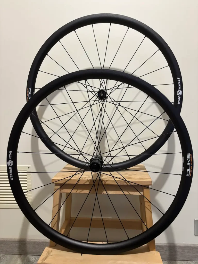 Roue de vélo de route artisanale montée à la main