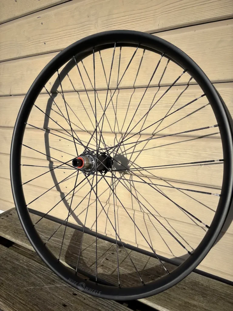 Roue VTT artisanale montée à la main pour pratique tout-terrain »