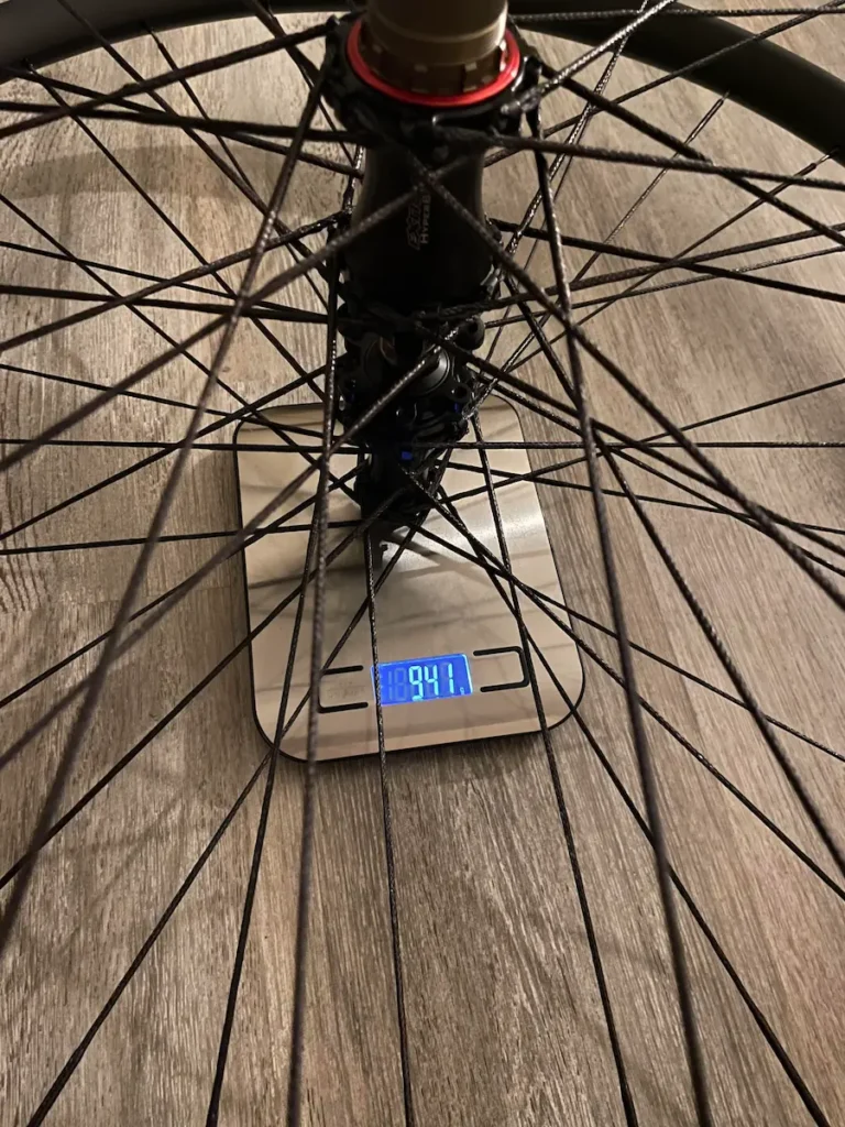 Roue VTT légère avec jante renforcée et rayonnage précis