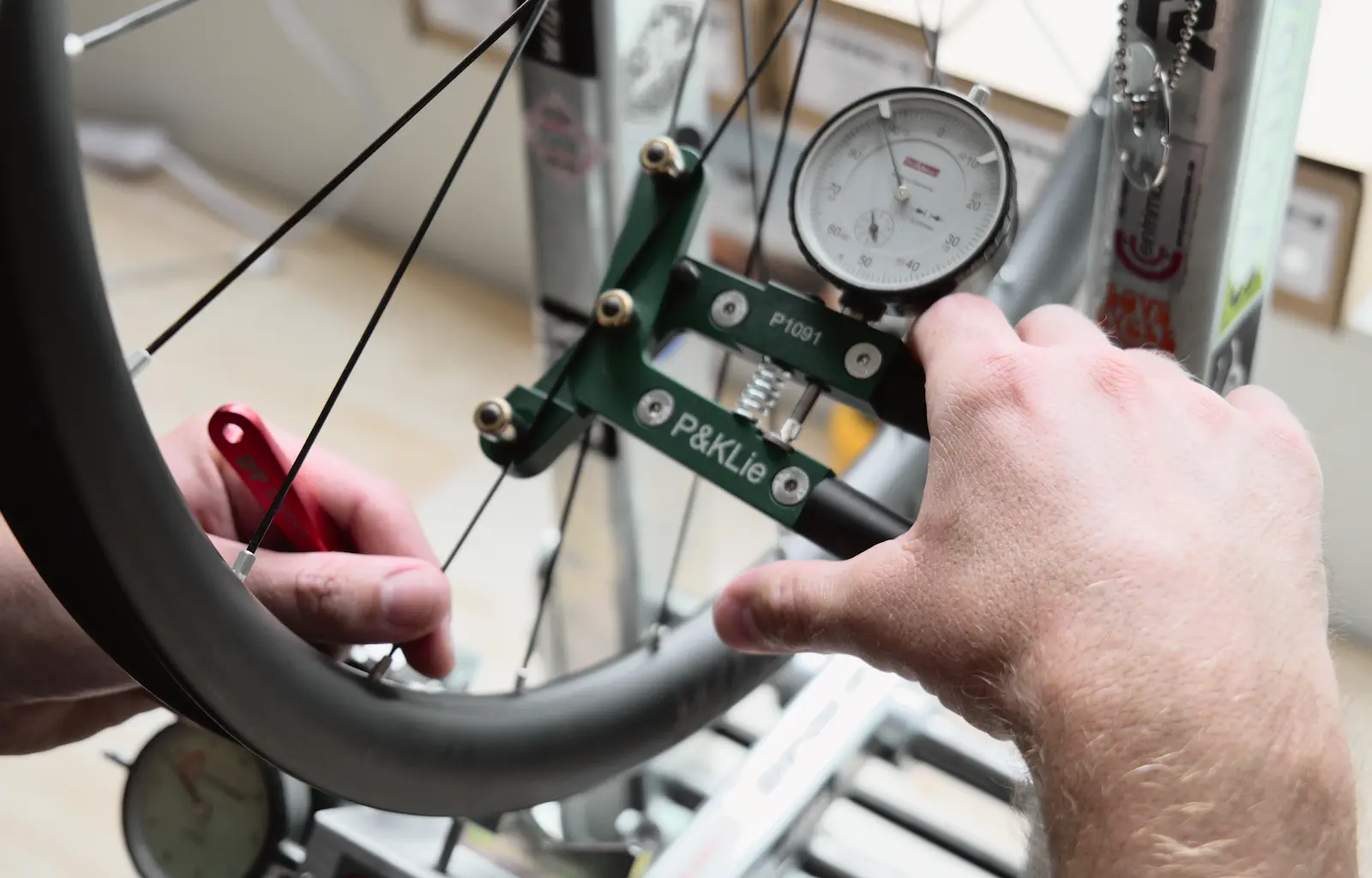 Vérification des tensions de roues artisanales sur mesures