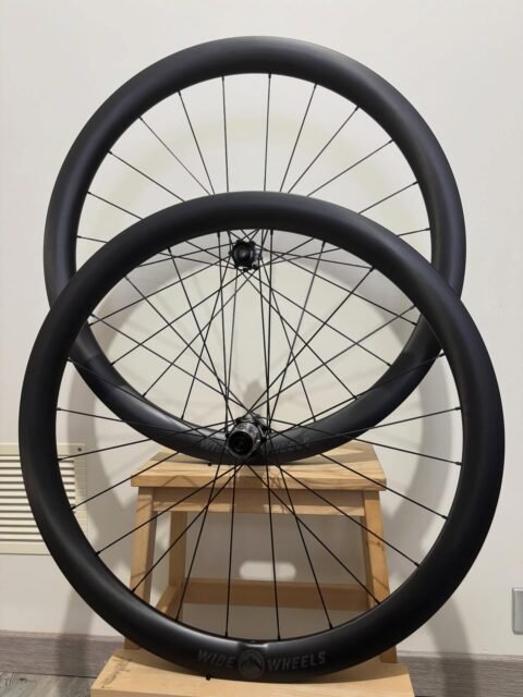 Route 😍  Un grand classique, sobre, versatile, efficace !  - Cercles WideWheels 45mm 
- Finition UD matte
- Moyeux @erasecomponents 🇧🇪
- Rayons Sapim CX Ray 🇧🇪
- Ecrous Sapim Secure lock double square 🇧🇪
- 1305gr  Merci Stéphane ✌️  #cestçawidewheels
@spokecalc @sapim_official #handmade #customwheels #wheelbuilding #bicyclewheels