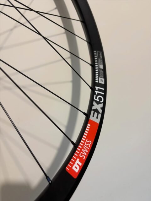 VTT engagé 😍  La Flow MK3 de Jean Francois arrivait en fin de vie.
On a monté un combo costaud, fiable, fait pour rouler fort et longtemps. Du simple, du propre, du robuste  - Jante DT ex511
- Moyeux @hope_france pro5 crl acier
- Rayons @sapim_official Race
- Ecrous Sapim Secure lock double square  Montage sur un superbe Shan 🤟  #cestçawidewheels