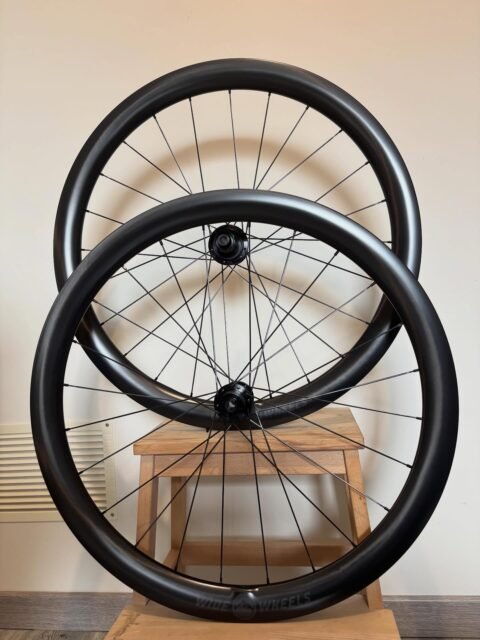 Route 💥  Encore un beau montage pour un client très fidèle ✌️  - Cercles WideWheels 45mm
- Finition UD Satin
- Moyeux Industry nine 🇺🇸
- Rayons Sapim CX Ray 🇧🇪
- Ecrous Sapim Secure lock double square 🇧🇪
- 1460gr  Merci Fabrice pour cette 4 ou 5ème paire ✌️  #cestçawidewheels
@spokecalc @sapim_official #handmade #customwheels #wheelbuilding #bicyclewheels