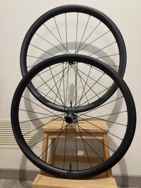 Gravel, pour un beau cadre titane 😍  - Cercles WideWheels Race 35 (25mm interne) finition
UD matte
- Rayons Sapim CX Ray 🇧🇪
- Moyeux Erase 🇧🇪
- Écrous Sapim secure lock DS🇧🇪
- 1320gr  Roues destiné à un cadre titane sur mesure pour rouler dans la pays Aixois 😍  Merci Myriam 👌  @sapim_official @erasecomponents  @spokecalc 
#wheelbuilding #gravel