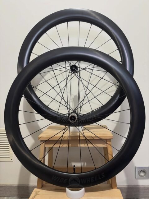 Fier d’accompagner @mordellena pour une nouvelle saison 💪  - Cercles WideWheels 60mm
- Finition UD Satin
- Moyeux WideWheels
- Rayons @sapim_official cx Ray
- Ecrous Sapim Secure lock noir
- 1480gr  #cestçawidewheels
@spokecalc
#handmade #customwheels