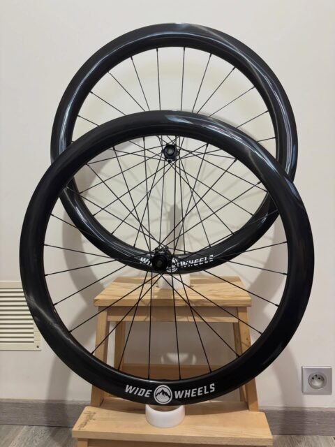 Encore un superbe montage qui va arpenter les courses du grand ouest 💪  - Cercles WideWheels 50mm
- Finition UD brillant 
- Moyeux @erasecomponents 
- Rayons @sapim_official cx Ray
- Ecrous Sapim Secure lock noir
- 1387gr  Merci @nathan_dsj et bonne saison ✌️  #cestçawidewheels
@spokecalc
#handmade #customwheels