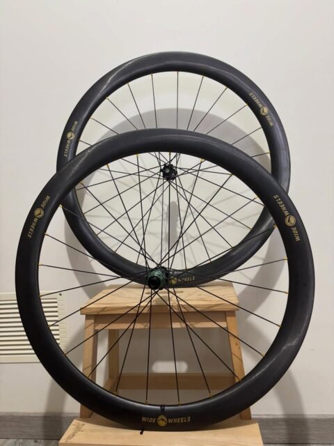 Route 🧨  - Jantes WideWheels 47mm
- Finition UD matte 
- Moyeux OGS
- Rayons @sapim_official cx Ray
- Ecrous Sapim Secure lock DS gold 💛
- 1182gr  Merci Jérôme 🤟  #cestçawidewheels
@spokecalc
#handmade #customwheels