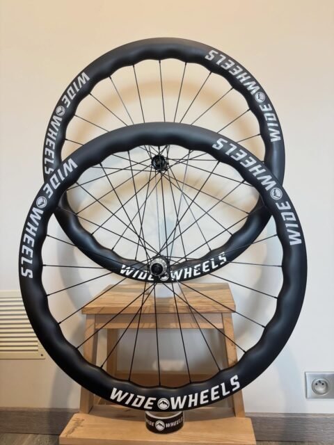 Pépite du lundi 😍  Paire de roues route au format Wave qui roulent déjà dans le sud de la France👌  - Jantes WideWheels Wave 45/50
- Finition UD matte
- Moyeux WideWheels
- Rayons @sapim_official CX Sprint 
- Ecrous Sapim Secure lock DS 
- 1275gr  Merci Loïc 🤟
———————————————————————————-
Un bon montage de roues :  - Voile et saut maîtrisés, tolérances serrées.
- Tensions homogènes et équilibrage des nappes.
- Composants fiables et adaptés. 
- Temps de montage incompressible : aucun compromis.  #cestçawidewheels
@spokecalc
#handmade #customwheels #roadwheels